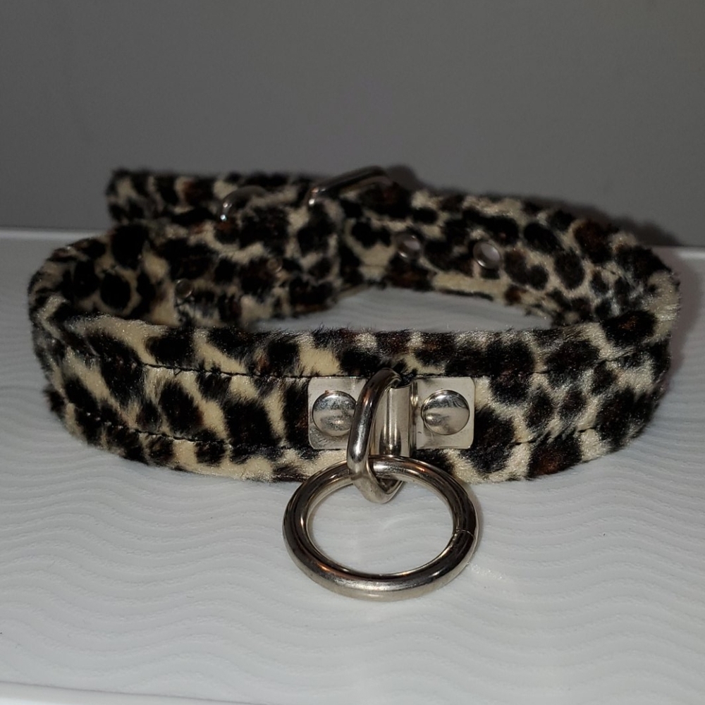 Fuzzy leopard print collar